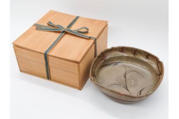 中里重利　絵唐津　約22cm　7.3寸　優美なフォルムが目を引く鉢(唐津焼、鳥、植物、深皿、和皿、中皿、変形皿、和食器、裏印、共箱付き、七寸三分)(R-079817)