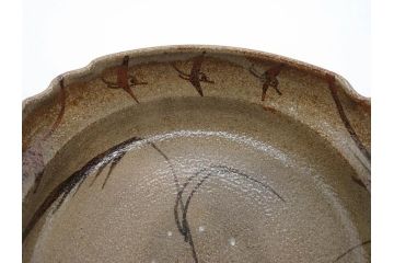 中里重利　絵唐津　約22cm　7.3寸　優美なフォルムが目を引く鉢(唐津焼、鳥、植物、深皿、和皿、中皿、変形皿、和食器、裏印、共箱付き、七寸三分)(R-079817)