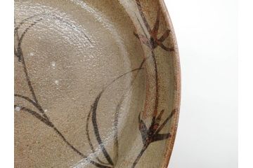 中里重利　絵唐津　約22cm　7.3寸　優美なフォルムが目を引く鉢(唐津焼、鳥、植物、深皿、和皿、中皿、変形皿、和食器、裏印、共箱付き、七寸三分)(R-079817)