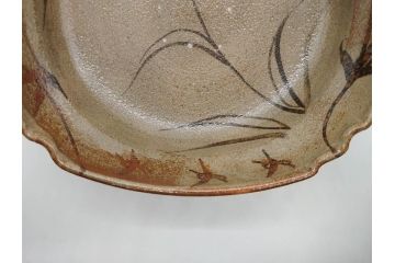 中里重利　絵唐津　約22cm　7.3寸　優美なフォルムが目を引く鉢(唐津焼、鳥、植物、深皿、和皿、中皿、変形皿、和食器、裏印、共箱付き、七寸三分)(R-079817)