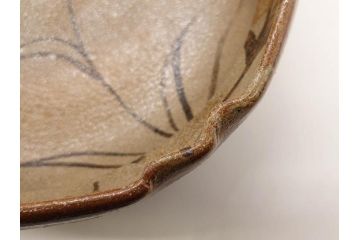 中里重利　絵唐津　約22cm　7.3寸　優美なフォルムが目を引く鉢(唐津焼、鳥、植物、深皿、和皿、中皿、変形皿、和食器、裏印、共箱付き、七寸三分)(R-079817)
