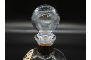 軽井沢　KARUIZAWA　貯蔵17年　モルトウイスキー(MALT WHISKY)　空瓶　高級感漂うデキャンタ(空ボトル、空き瓶、デカンタ、ガラス、硝子、酒器、飾りボトル、ディスプレイ、外箱付き)(R-079818)