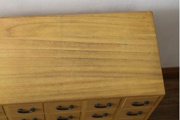 和製ビンテージ　桐(キリ)材　小物整理に大活躍!引き出し25杯の薬箪笥(収納タンス、サイドチェスト、小物収納、引き出し、百味箪笥、百目箪笥、店舗什器、ヴィンテージ)(R-079822)