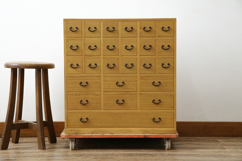 和製ビンテージ　桐(キリ)材　小物整理に大活躍!引き出し25杯の薬箪笥(R-079822)