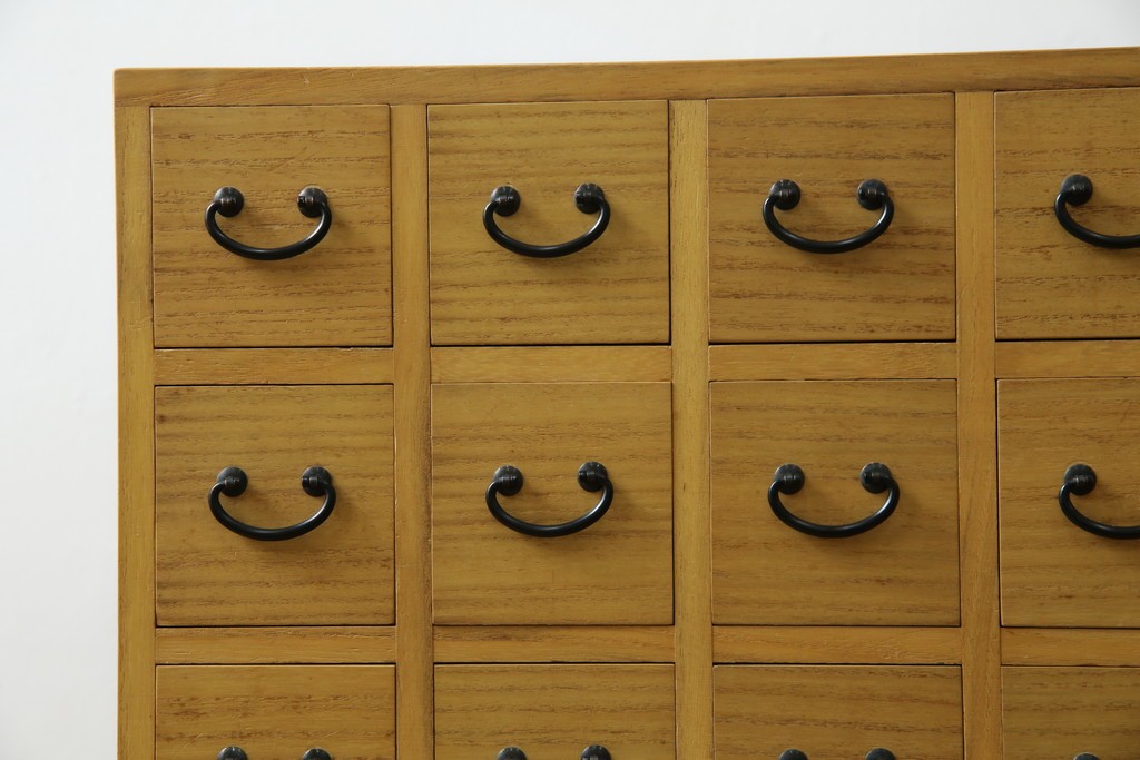 和製ビンテージ　桐(キリ)材　小物整理に大活躍!引き出し25杯の薬箪笥(R-079822)