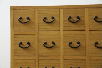 和製ビンテージ　桐(キリ)材　小物整理に大活躍!引き出し25杯の薬箪笥(R-079822)