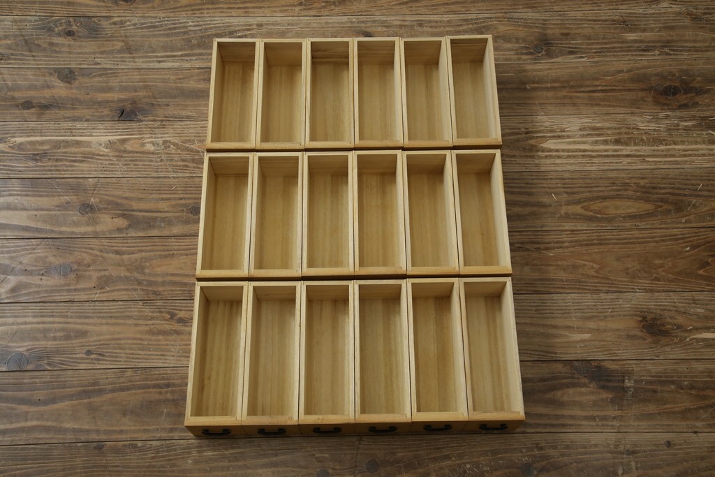 和製ビンテージ　桐(キリ)材　小物整理に大活躍!引き出し25杯の薬箪笥(R-079822)