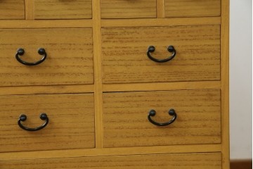 和製ビンテージ　桐(キリ)材　小物整理に大活躍!引き出し25杯の薬箪笥(R-079822)