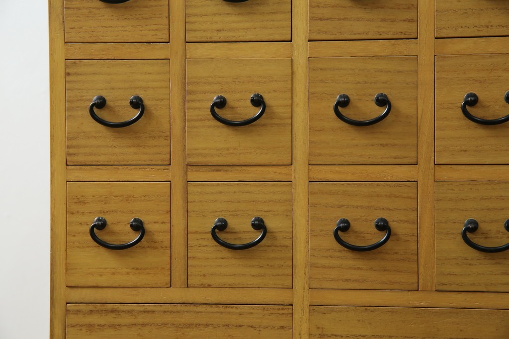 和製ビンテージ　桐(キリ)材　小物整理に大活躍!引き出し25杯の薬箪笥(R-079822)