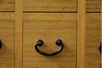 和製ビンテージ　桐(キリ)材　小物整理に大活躍!引き出し25杯の薬箪笥(R-079822)