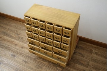 和製ビンテージ　桐(キリ)材　小物整理に大活躍!引き出し25杯の薬箪笥(R-079822)