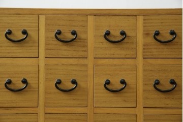 和製ビンテージ　桐(キリ)材　小物整理に大活躍!引き出し25杯の薬箪笥(R-079822)