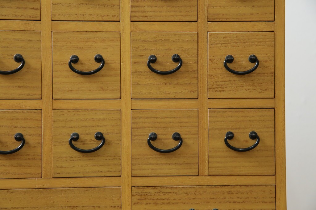 和製ビンテージ　桐(キリ)材　小物整理に大活躍!引き出し25杯の薬箪笥(R-079822)