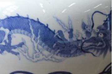 和製アンティーク　明治期　香蘭社　希少な図柄!　龍・青海波図　躍動感のある図柄が目を引く瀬戸火鉢(鉢カバー、傘立て、金魚鉢)(R-079823)