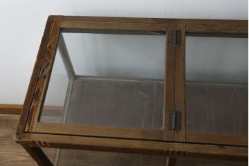 和製アンティーク　上開き　木のぬくもりを感じる脚付きガラスケース(コレクションケース、収納ケース、飾り棚、陳列棚、店舗什器)(R-079827)