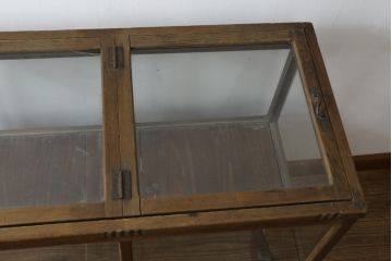 和製アンティーク　上開き　木のぬくもりを感じる脚付きガラスケース(コレクションケース、収納ケース、飾り棚、陳列棚、店舗什器)(R-079827)