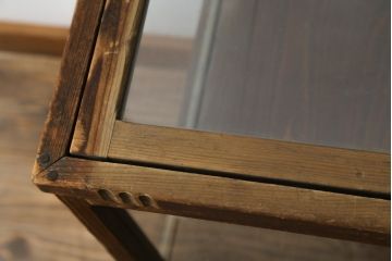 和製アンティーク　上開き　木のぬくもりを感じる脚付きガラスケース(コレクションケース、収納ケース、飾り棚、陳列棚、店舗什器)(R-079827)