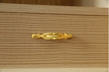 中古　美品　最高級　通産大臣指定伝統工芸品　伝統工芸士　鹿島金正作　高千穂　品のある佇まいで和の雰囲気を引き立てる名古屋総桐たんす(胴丸)　定価約250万円相当　(R-079829)