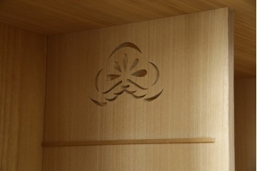 中古　美品　最高級　通産大臣指定伝統工芸品　伝統工芸士　鹿島金正作　高千穂　品のある佇まいで和の雰囲気を引き立てる名古屋総桐たんす(胴丸)　定価約250万円相当　(R-079829)