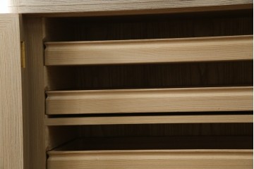 中古　美品　最高級　通産大臣指定伝統工芸品　伝統工芸士　鹿島金正作　高千穂　品のある佇まいで和の雰囲気を引き立てる名古屋総桐たんす(胴丸)　定価約250万円相当　(R-079829)