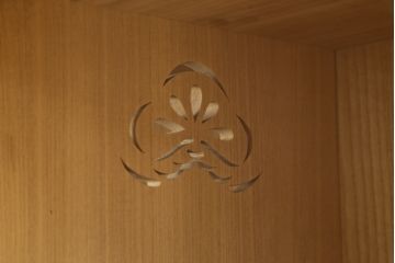 中古　美品　最高級　通産大臣指定伝統工芸品　伝統工芸士　鹿島金正作　高千穂　品のある佇まいで和の雰囲気を引き立てる名古屋総桐たんす・上段(胴丸、総桐たんす、引き出し、和たんす、ローボード、テレビ台、収納棚、戸棚)(R-079830)