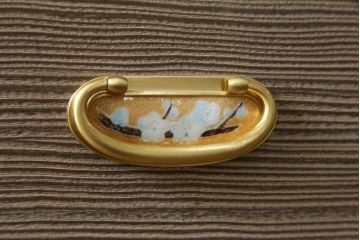 中古　美品　最高級　通産大臣指定伝統工芸品　伝統工芸士　鹿島金正作　高千穂　品のある佇まいで和の雰囲気を引き立てる名古屋総桐たんす・下段(胴丸、総桐たんす、引き出し、和たんす、衣装箪笥、チェスト)(R-079832)