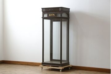 和製アンティーク　グッドコンディション　おしゃれなディスプレイが叶うタバコ屋さんの縦型ガラスケース(ショーケース、Gケース、陳列棚、飾り棚、コレクションケース、キャビネット、たばこ、店舗什器)(R-079835)