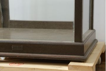 和製アンティーク　グッドコンディション　おしゃれなディスプレイが叶うタバコ屋さんの縦型ガラスケース(ショーケース、Gケース、陳列棚、飾り棚、コレクションケース、キャビネット、たばこ、店舗什器)(R-079835)