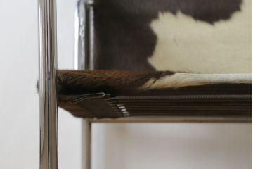 アンティーク家具　超希少!!　当時のオリジナル品　ダメージ有り　ル・コルビュジエ(Le Corbusier)　ピエール・ジャンヌレ(Pierre Jeanneret) シャルロット・ペリアン(Charlotte Perriand)　LC1　ワンランク上の空間づくりにおすすめなスリングチェア(バスキュランチェア、アームチェア、椅子、イス、Cassina、カッシーナ)(R-079837)