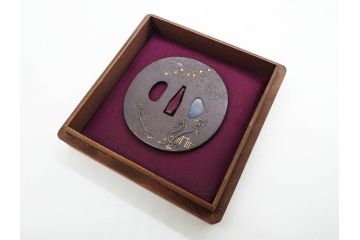 時代武具　鉄地　丸形　雲隠れ月に鳥と松の図　味わい深い鍔(金彩、風景、彫刻、刀装具、ケース付き)(R-079841)