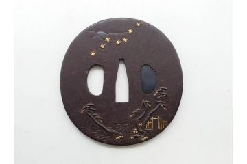 時代武具　鉄地　丸形　雲隠れ月に鳥と松の図　味わい深い鍔(金彩、風景、彫刻、刀装具、ケース付き)(R-079841)