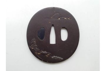 時代武具　鉄地　丸形　雲隠れ月に鳥と松の図　味わい深い鍔(金彩、風景、彫刻、刀装具、ケース付き)(R-079841)