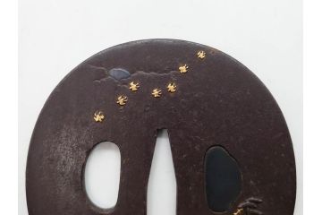 時代武具　鉄地　丸形　雲隠れ月に鳥と松の図　味わい深い鍔(金彩、風景、彫刻、刀装具、ケース付き)(R-079841)