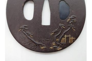 時代武具　鉄地　丸形　雲隠れ月に鳥と松の図　味わい深い鍔(金彩、風景、彫刻、刀装具、ケース付き)(R-079841)