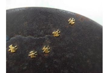 時代武具　鉄地　丸形　雲隠れ月に鳥と松の図　味わい深い鍔(金彩、風景、彫刻、刀装具、ケース付き)(R-079841)