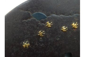時代武具　鉄地　丸形　雲隠れ月に鳥と松の図　味わい深い鍔(金彩、風景、彫刻、刀装具、ケース付き)(R-079841)
