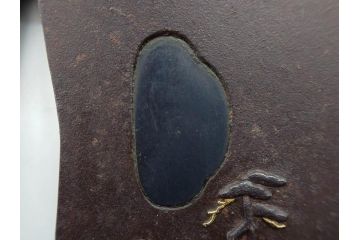 時代武具　鉄地　丸形　雲隠れ月に鳥と松の図　味わい深い鍔(金彩、風景、彫刻、刀装具、ケース付き)(R-079841)