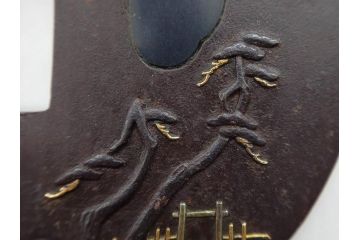 時代武具　鉄地　丸形　雲隠れ月に鳥と松の図　味わい深い鍔(金彩、風景、彫刻、刀装具、ケース付き)(R-079841)