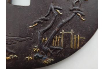 時代武具　鉄地　丸形　雲隠れ月に鳥と松の図　味わい深い鍔(金彩、風景、彫刻、刀装具、ケース付き)(R-079841)