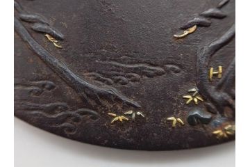 時代武具　鉄地　丸形　雲隠れ月に鳥と松の図　味わい深い鍔(金彩、風景、彫刻、刀装具、ケース付き)(R-079841)