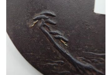 時代武具　鉄地　丸形　雲隠れ月に鳥と松の図　味わい深い鍔(金彩、風景、彫刻、刀装具、ケース付き)(R-079841)
