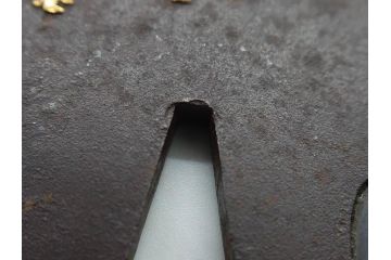 時代武具　鉄地　丸形　雲隠れ月に鳥と松の図　味わい深い鍔(金彩、風景、彫刻、刀装具、ケース付き)(R-079841)