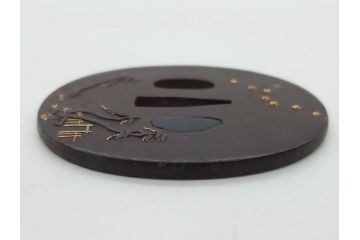 時代武具　鉄地　丸形　雲隠れ月に鳥と松の図　味わい深い鍔(金彩、風景、彫刻、刀装具、ケース付き)(R-079841)