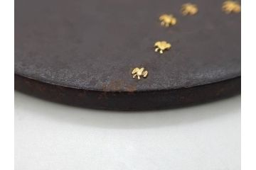 時代武具　鉄地　丸形　雲隠れ月に鳥と松の図　味わい深い鍔(金彩、風景、彫刻、刀装具、ケース付き)(R-079841)