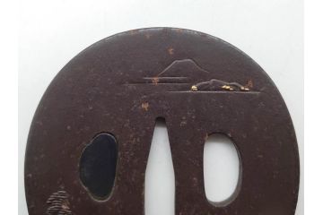 時代武具　鉄地　丸形　雲隠れ月に鳥と松の図　味わい深い鍔(金彩、風景、彫刻、刀装具、ケース付き)(R-079841)