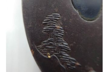 時代武具　鉄地　丸形　雲隠れ月に鳥と松の図　味わい深い鍔(金彩、風景、彫刻、刀装具、ケース付き)(R-079841)