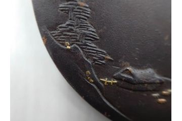 時代武具　鉄地　丸形　雲隠れ月に鳥と松の図　味わい深い鍔(金彩、風景、彫刻、刀装具、ケース付き)(R-079841)