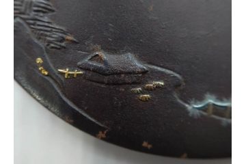 時代武具　鉄地　丸形　雲隠れ月に鳥と松の図　味わい深い鍔(金彩、風景、彫刻、刀装具、ケース付き)(R-079841)