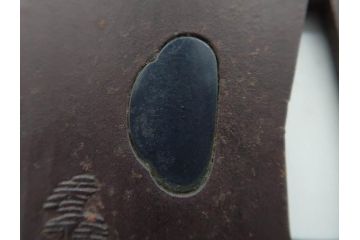 時代武具　鉄地　丸形　雲隠れ月に鳥と松の図　味わい深い鍔(金彩、風景、彫刻、刀装具、ケース付き)(R-079841)