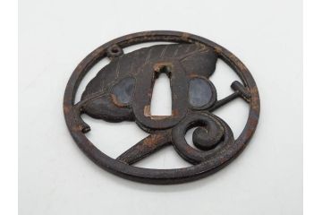 時代武具　鉄地　透かし　丸形　葉と櫂の図?　趣深い大鍔(櫓?、彫刻、刀装具、ケース付き)(R-079842)